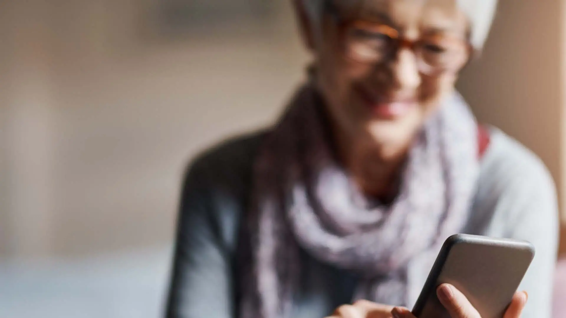 Beneficiária de idade avançada utilizando um celular para realizar a Prova de Vida