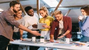 Equipe trabalhando em projeto com Metodologia Ágil