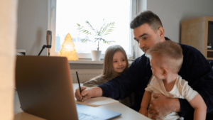 Modalidade de trabalho home office aumentou a conexão entre pais e filhos, tornando a paternidade mais próxima.