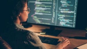 Estudante de programação descobrindo como começar na programação