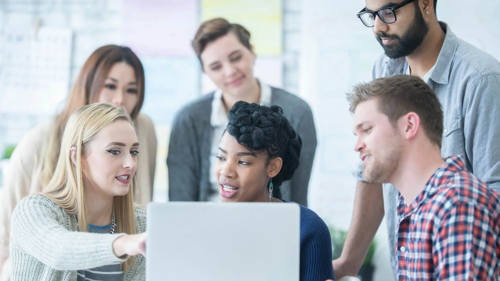 Equipe trabalhando em projeto utilizando Design Sprint em conjunto com Lean Inception