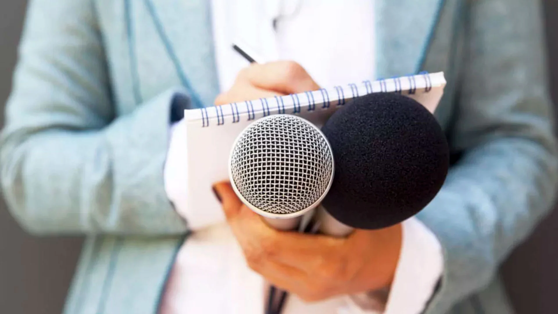 Imagem de uma reporter realizando uma entrevista com profissional da Gateware