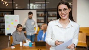 Início no mundo do trabalho para muitos jovens é uma oportunidade para escolher o foco certeiro da profissão e o estágio pode ajudar nisso.