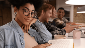 Newsletter FolhaCarreiras explica como destacar em seleção de estágio e traz dicas gratuitas para aprender inglês e pacote Office