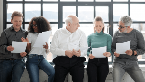 Equipe discutindo ideias sobre como superar os conflitos entre gerações no ambiente de trabalho