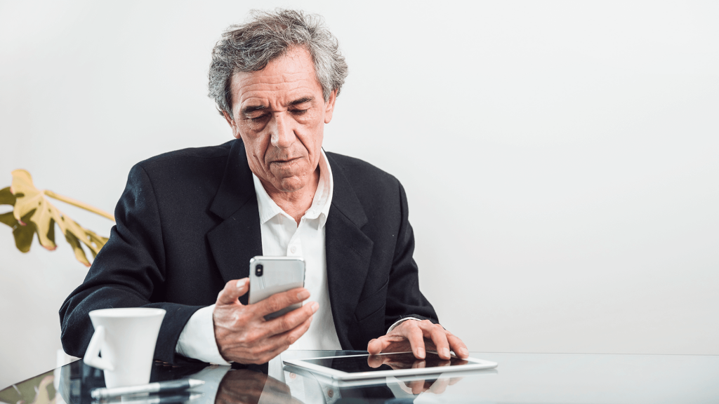 homem idoso realizando a consulta de óbito