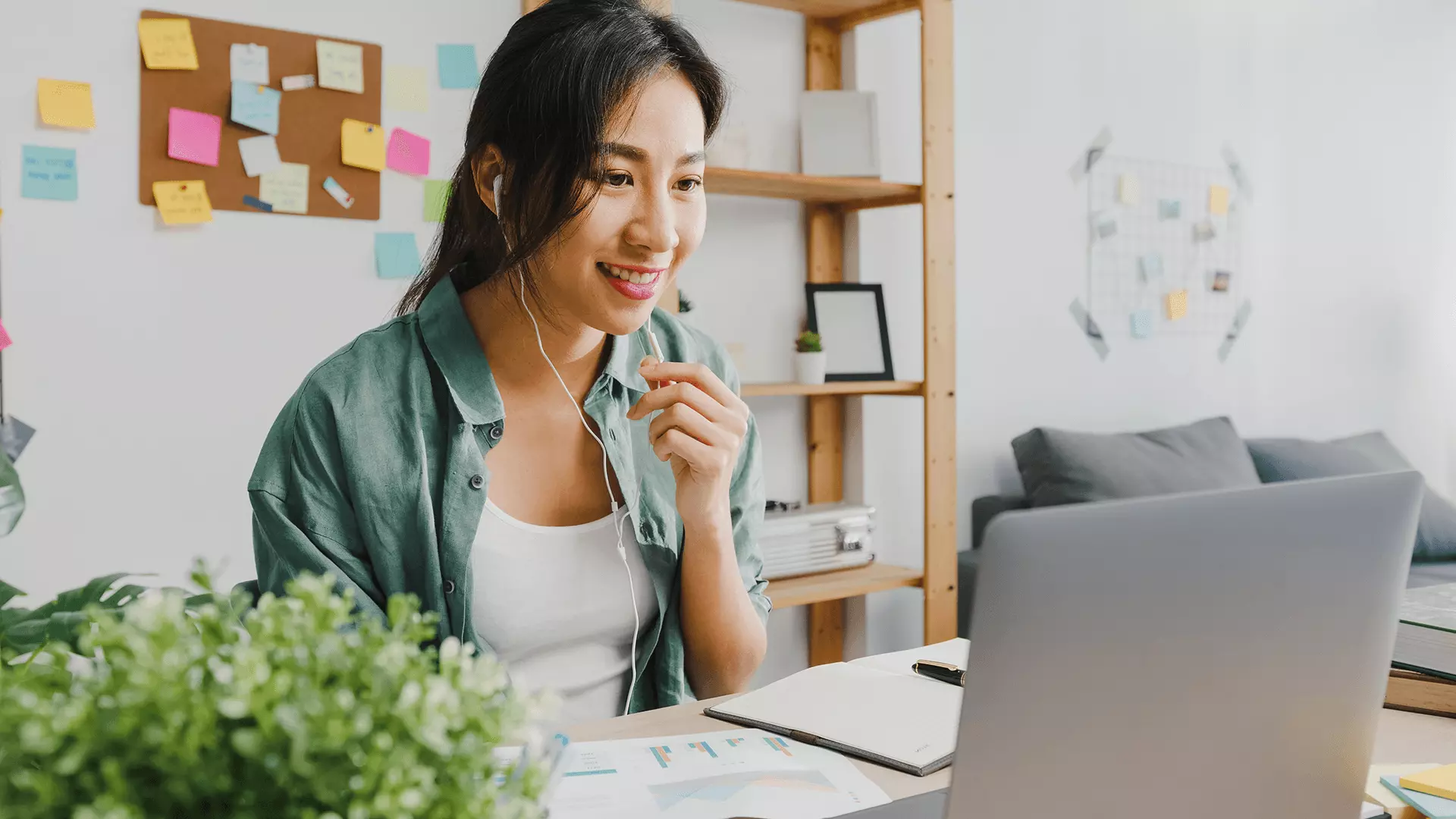 Mulher com feições asiáticas utilizando sistema de processo automatizado de recrutamento