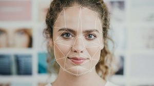 Mulher branca utilizando LivID, aplicativo de Reconhecimento Facial da Gateware
