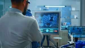 Foto de um profissional atuando com Tecnologia na Saúde em um laboratório analisando informações importantes em um computador