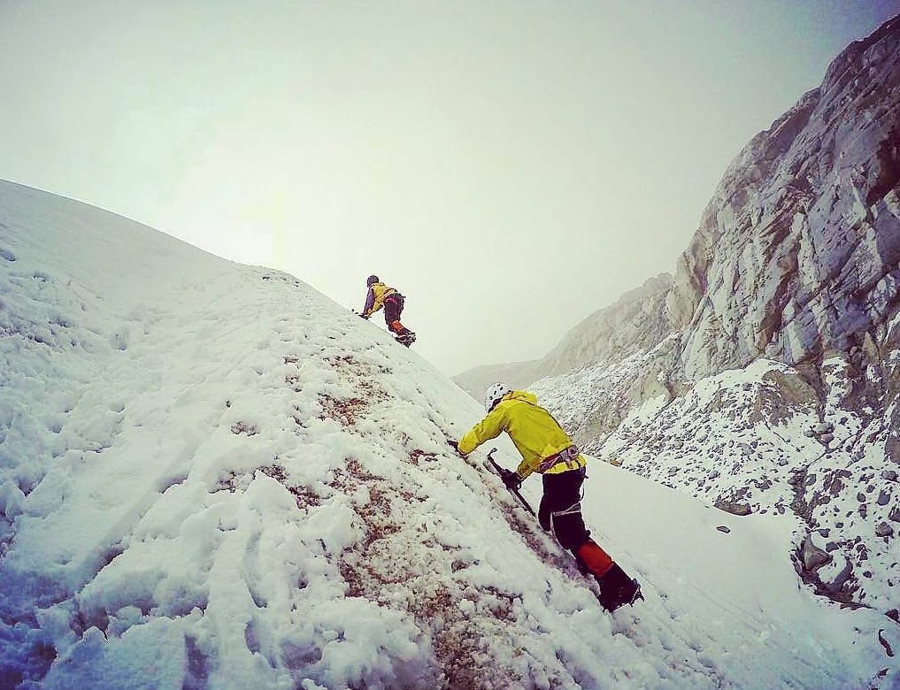 Gregory Santana, Data Solutions Engineer da Gateware, escalando uma montanha na neve.