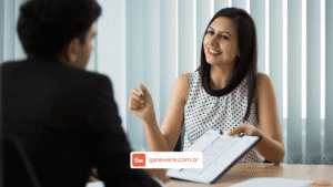 Recrutadora entrevistando candidato em processo seletivo.