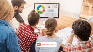 Squad de desenvolvimento reunido analisando métricas e resultados de projeto de TI
