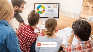 Squad de desenvolvimento reunido analisando métricas e resultados de projeto de TI