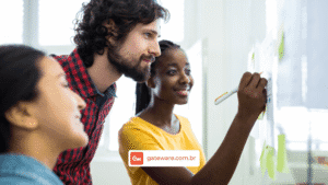 Equipe de tecnologia reunida em ambiente corporativo analisando projetos e indicadores, representando a atuação de squads de desenvolvimento em iniciativas de transformação digital.