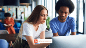 Equipe de tecnologia reunida durante o planejamento de um projeto de transformação digital, representando o gerenciamento de Cutover e a preparação para um Go-Live seguro.