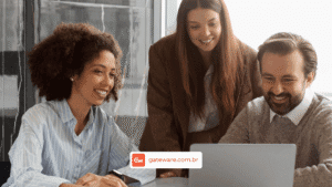 Equipe de projetos reunida para acompanhar indicadores, riscos e decisões de um projeto de transformação digital.