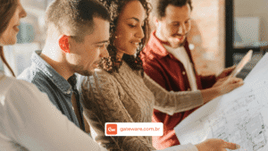 Equipe de desenvolvimento reunida em uma squad multidisciplinar para execução de projetos de tecnologia.